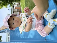 滑り台に座る女の子
