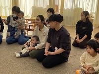 絵本の読み聞かせを楽しんでいる親子