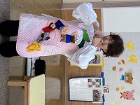 おおきなかぶのエプロンシアターを行う司書さん