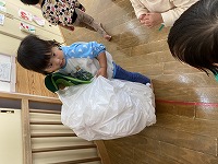 抜けた大きなかぶを持つ子ども