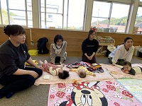 司書さんのお話を聞く保護者