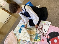 図書館での絵本の選び方についてお話している様子