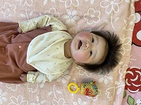 話しかける大人を見ている赤ちゃん