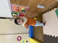 つかまり立ちをしている女の子