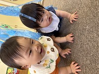 ハイハイをしている女の子達