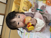 玩具をなめている赤ちゃん