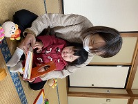 絵本を読んでいる親子