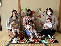 親子３組で集合写真を撮っている