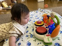 オモチャと向かい合う赤ちゃん
