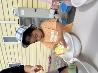 スポンジで泡をたてている男の子