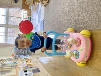 押し車を押す男の子