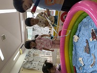 魚釣りを楽しんでいる子ども達