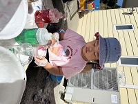 混色を楽しんでいる女の子