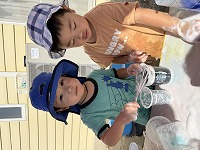 ジュースに泡をのっけている子ども達