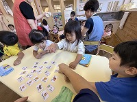引換券を選んでいる子ども達
