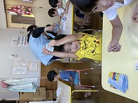 引換券を選んだ男の子