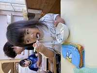 おやつを食べている子ども