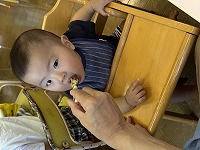 おやつを食べている子ども