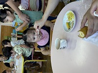 おやつを食べている子ども