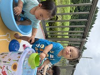 水遊びをしている男の子と女の子