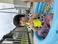 水遊びをしている女の子
