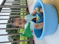 水遊びをしている男の子