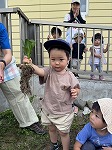 小松菜を収穫した男の子