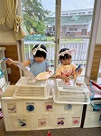 女の子が釣った魚を焼いている