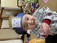 鬼のおめんを付けている子ども