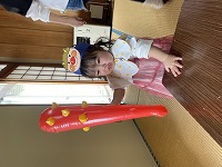 鬼のおめんを付けている子ども