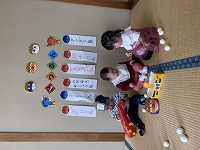 壁面の前で記念撮影