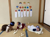 壁面の前で記念撮影