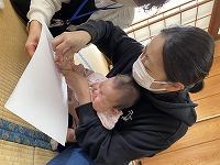 手形をとる子ども