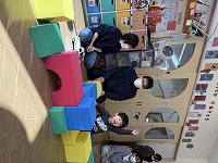 親子で遊んでいる男の子