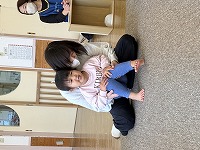 親子でふれあい遊びを楽しんでいる子ども