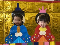 おひなさまの顔はめパネルでツーショット