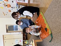 親子でハロウィンのマント作りを楽しんでいる男の子