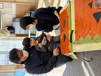 親子でハロウィンのマント作りを楽しんでいる男の子