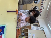 親子でハロウィンのマント作りを楽しんでいる女の子