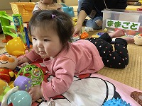 遊具でハイハイ