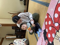 お母さんに抱っこ