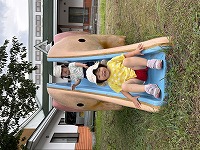 滑り台で遊んでいる子ども