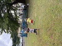 公園で走り回っている子ども