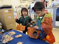 どのおやつにしようか選んでいる子ども