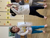 手遊びをする子どもたち