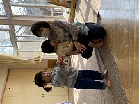 手遊びをする子どもたち