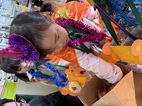 どのおやつにしようか選んでいる子ども