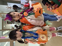 お友達と手をつないで歩いている子ども達