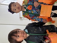 お友達と手をつないで歩いている子ども達