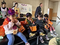 開発センターでおやつを食べている子ども